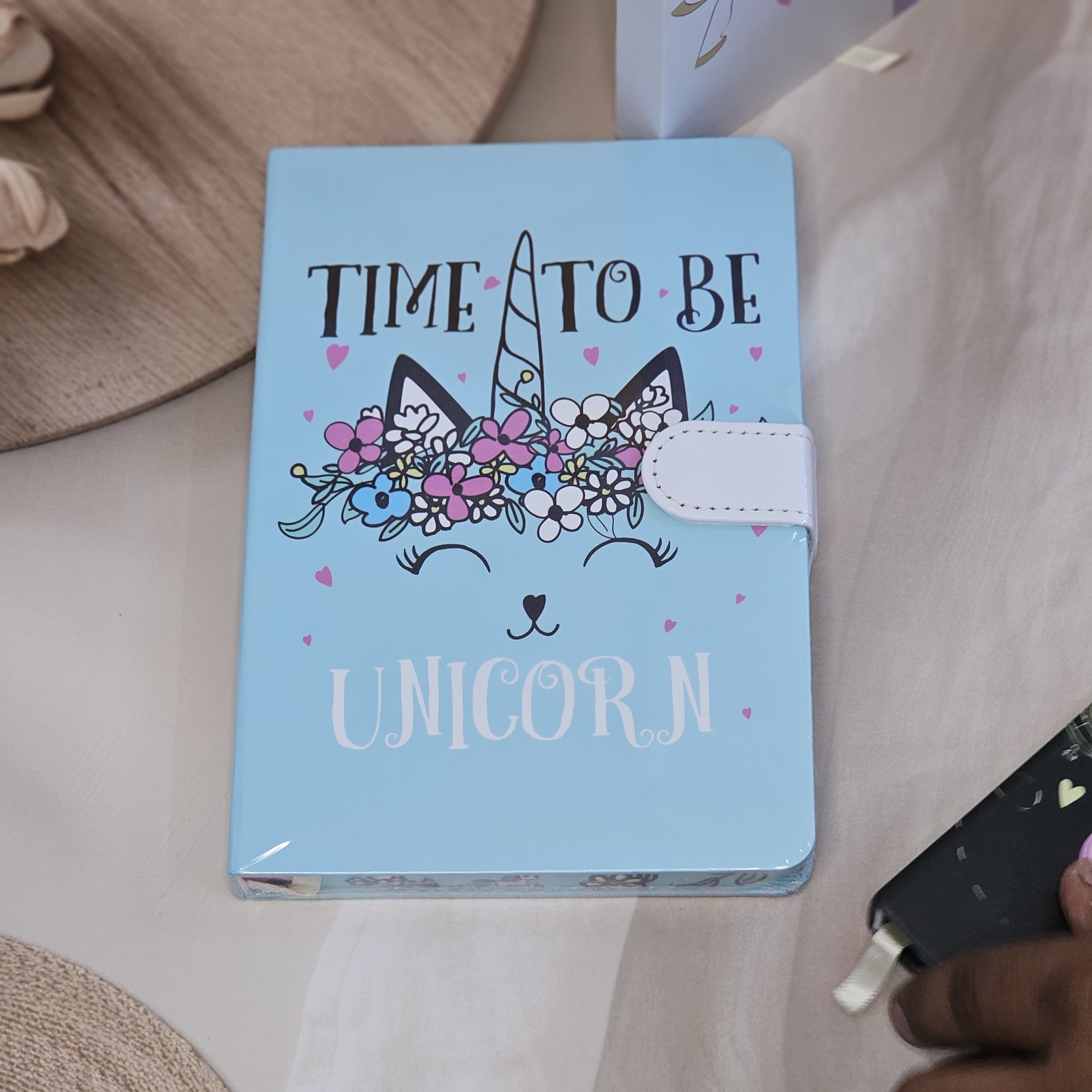They provide a brief description of the image content, including the number of diaries, their colors, and key features www.usmile.toys